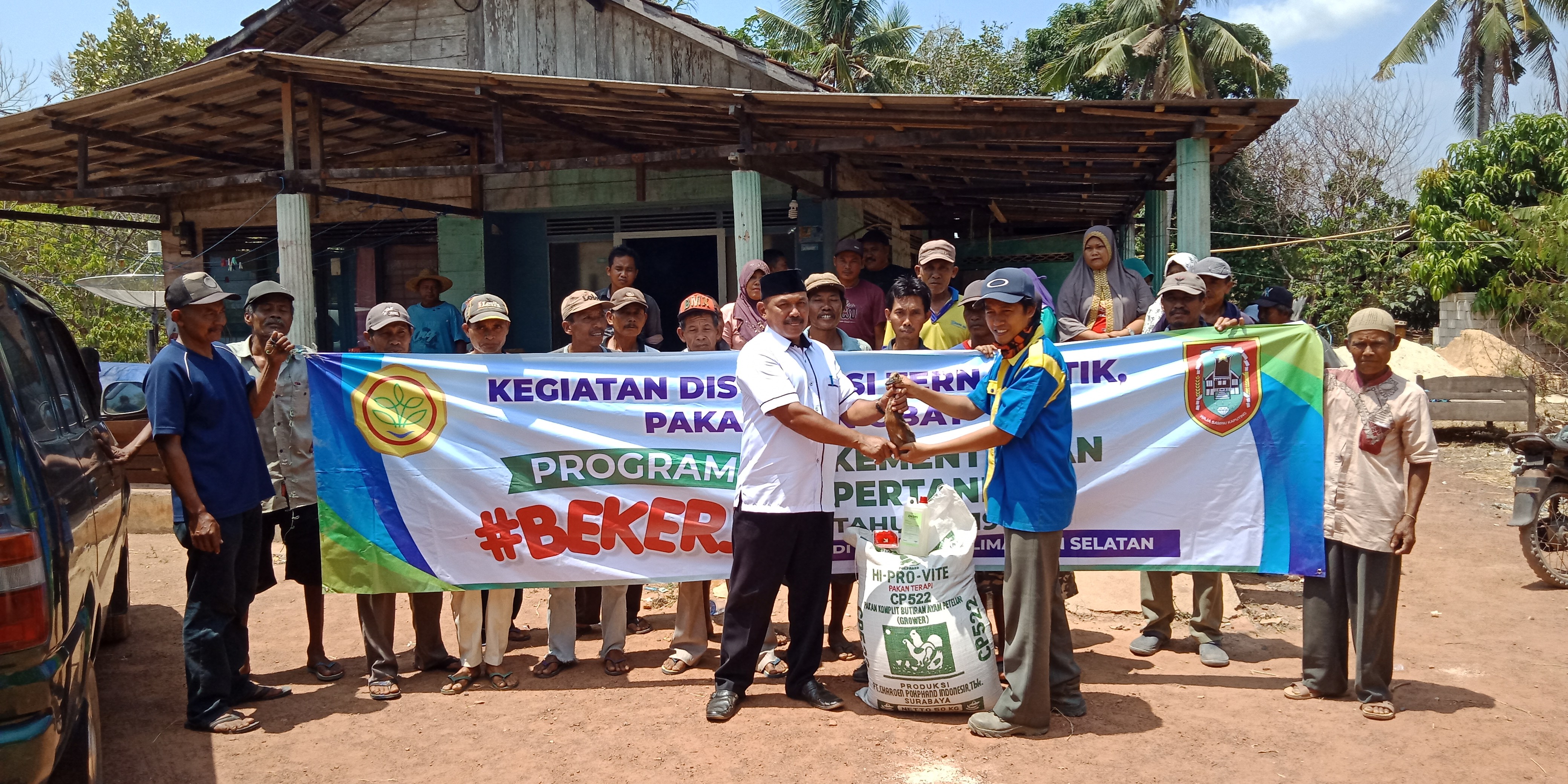 Pembagian bebek di desa sumber makmur
